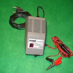 CARGADOR DE BATERIAS DERBI, ORIGINAL 100%.