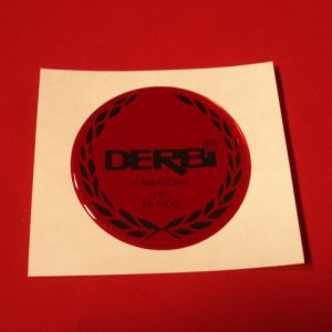 ADHESIVO DERBI ROJO EN RESINA DE 49MM DIAMETRO