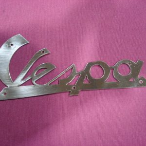 ANAGRAMA VESPA DELANTERO CHAPA PULIDA.
