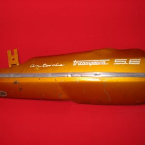 TAPA DERBI TRICAMPEONA S E DERECHA CUBRE MOTOR