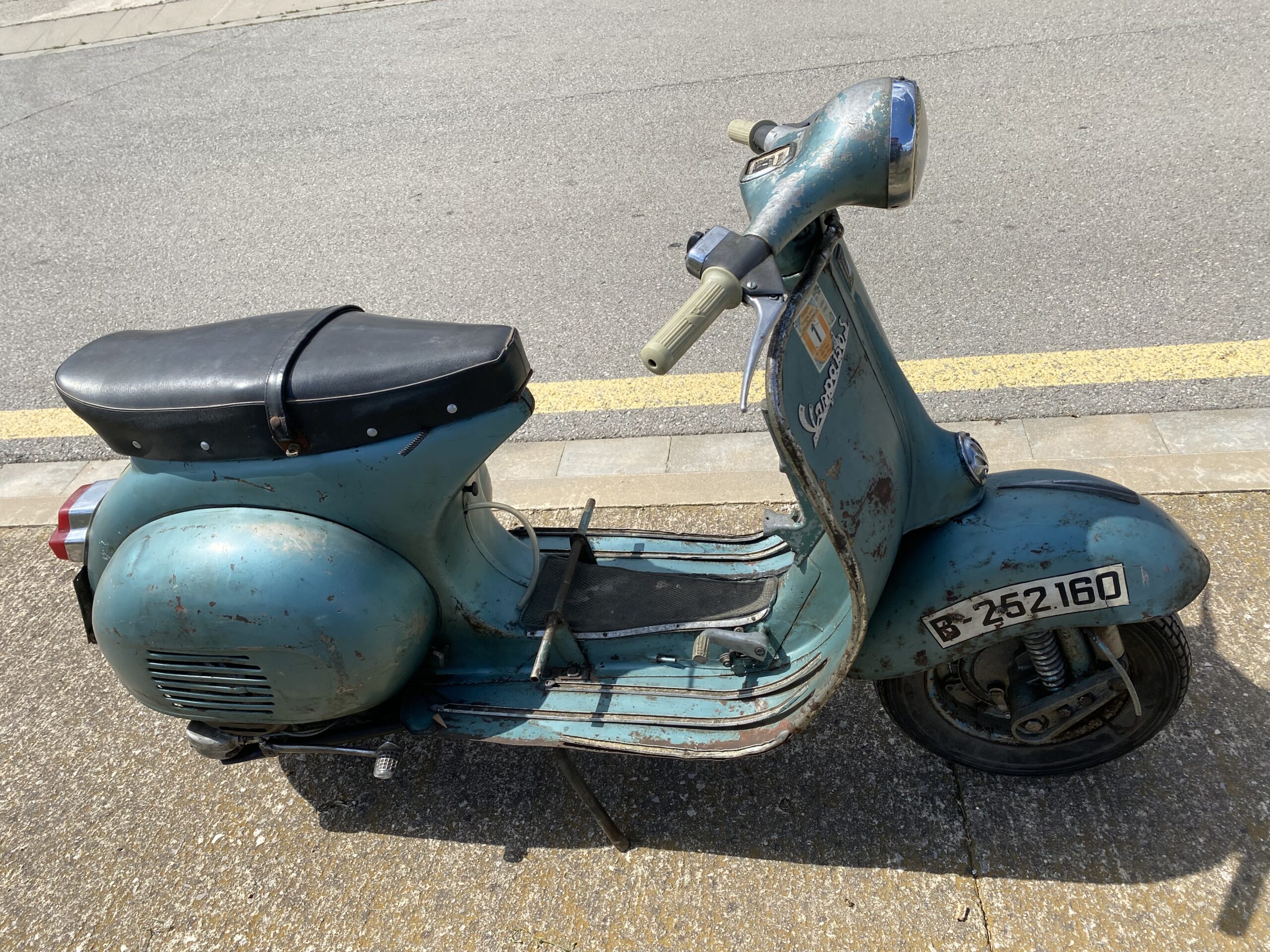 Vespa 150 S de 1962 verde metalizada - Imagen 3