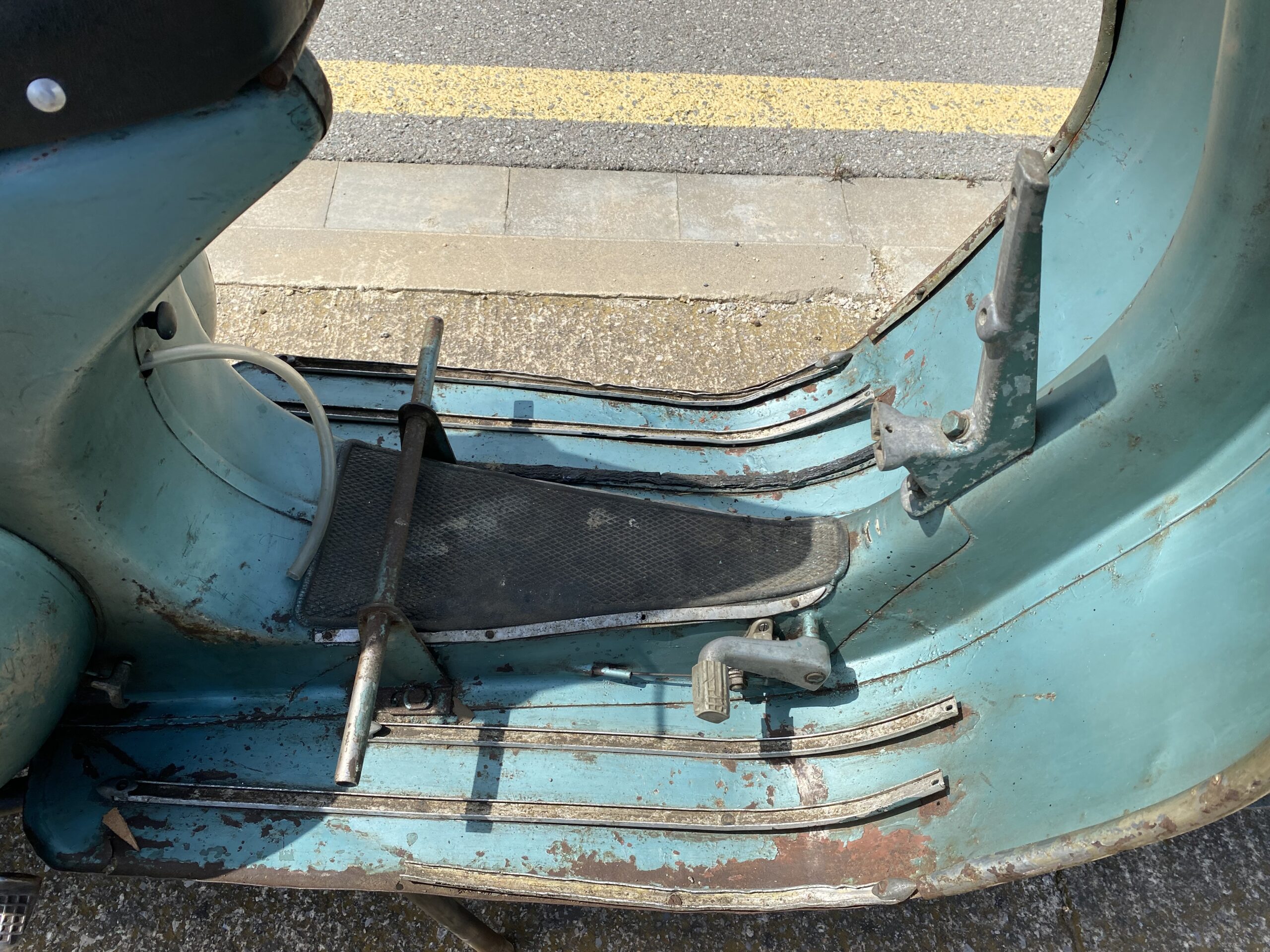 Vespa 150 S de 1962 verde metalizada - Imagen 4